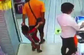 Video: Chơi đùa trong siêu thị, bố ngã đè chết con trai