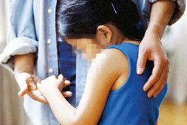 Cha mẹ vắng nhà, bé gái 6 tuổi bị ông lão giở trò đồi bại