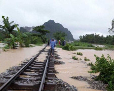 Giải cứu tàu chở hơn 140 hành khách bị lũ vây ở Quảng Bình