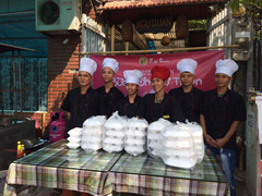 Bữa cơm sạch hiếm hoi của người nghèo