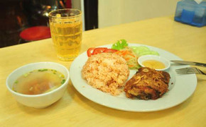 Cơm gà xối mỡ thơm ngon làm từ... gà hôi thối