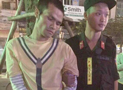 Bắt đối tượng mang theo vũ khí, treo ma túy trước cổ xe