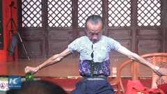 Bậc thầy kungfu khoe tuyệt kỹ tháo khớp, ních người vào chiếc áo tí hon