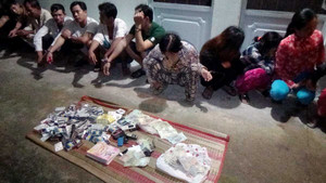 Cảnh sát truy bắt, con bạc chui vào bồn nước, gầm giường lẩn trốn