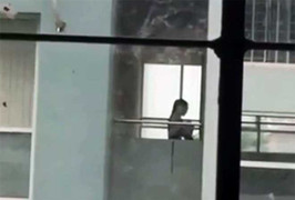 Clip: Nam sinh chui đầu vào áo bạn nữ tại trường học khiến phụ huynh ngỡ ngàng