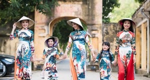 Dàn người đẹp mặc áo dài đi diễu hành qua phố