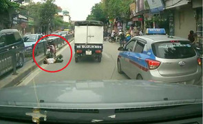 Dựng xe máy, nằm ngủ lăn lóc giữa đường nườm nượp xe ở Hà Nội