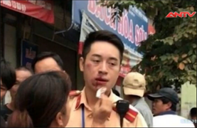 Vi phạm giao thông, táo tợn lao xe vào người, đấm sưng mặt CSGT