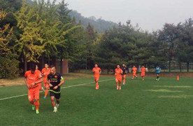 Quế Ngọc Hải tập nhẹ, tuyển Việt Nam miệt mài rèn thể lực