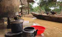 Cảnh vật tang thương, sức người nhỏ bé vật lộn sau cơn lũ dữ