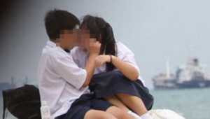 Nam sinh chui đầu vào áo bạn nữ: ‘Khám phá cơ thể bạn khác giới chỉ là chuyện vui đùa?’