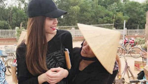 Người dân Quảng Bình ôm chầm lấy Hà Hồ khi cô về quê làm từ thiện