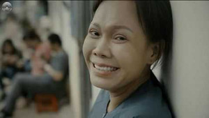 Tạm quên liveshow, Việt Hương tất bật lội nước về Quảng Bình