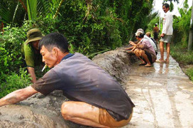 Triều cường đạt đỉnh, đê Bến Tre bị vỡ