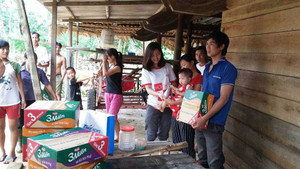 Clip: VTC News vượt lũ trao quà cứu trợ người dân miền Trung