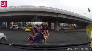 Thanh niên đầu trần chở 3 'chân dài', suýt tông vào đầu ôtô vẫn cười cợt