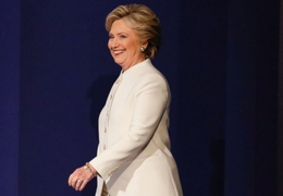 Thông điệp của bộ đồ trắng Hillary Clinton mặc khi đối đầu Donald Trump lần 3