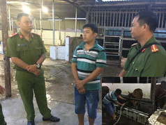Cảnh sát môi trường bắt cơ sở giết mổ bơm nước vào trâu bò