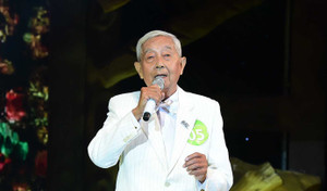 Cụ ông 78 tuổi bật khóc sau khi nói lời yêu vợ trên truyền hình