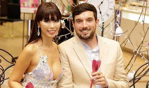 Hà Anh gợi cảm bên chồng Tây