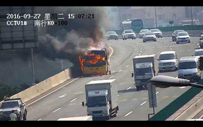 Video: Cảnh sát Trung Quốc giải cứu hàng chục học sinh khỏi xe buýt đang cháy