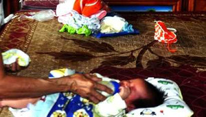 Bé trai kháu khỉnh bị bỏ rơi dưới gốc cây khế