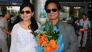 Chế Linh cùng vợ về Việt Nam chuẩn bị cho liveshow tại Hà Nội