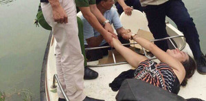 Một phụ nữ nước ngoài khỏa thân nhảy xuống hồ Gươm