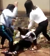 Nhóm bạn 'vô tư' cổ vũ ba nữ sinh đánh nhau khiến dư luận bức xúc