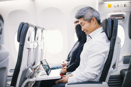 Phát hiện: Tại sao cửa sổ máy bay luôn không thẳng với những hàng ghế?