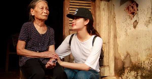 Á hậu Huyền My trao tận tay 300 triệu và 50 tấn quà cho người dân vùng 'rốn lũ'