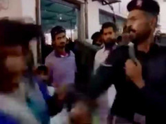 Video sốc: Hỏi 'xoáy' cảnh sát, nữ phóng viên Pakistan bị tát thẳng mặt khi đang truyền hình trực tiếp