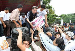 Bị tố ăn chặn tiền từ thiện miền Trung, Đàm Vĩnh Hưng bức xúc từ mặt danh ca nổi tiếng