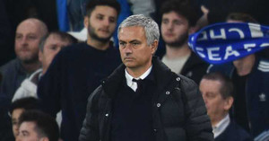Thảm bại trước Chelsea: Trách ai bây giờ đây, Mourinho?