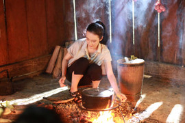 Angela Phương Trinh ‘trầy da tróc vảy’ vì vai cô giáo ngoan hiền