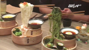 Cận cảnh món mỳ bay lơ lửng đang 'sốt xình xịch'