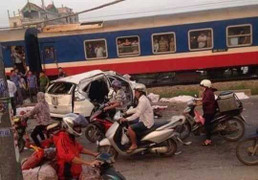 Ô tô bị tàu tông nát, 6 người chết: Người lái tàu kể giây phút hạ tốc, cứu người