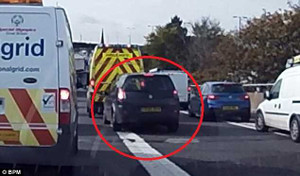 Tài xế 'không biết xấu hổ', bám đuôi xe cứu thương để thoát khỏi tắc đường