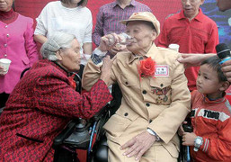 Cụ ông 66 năm chờ đợi cho lễ thành hôn ở tuổi 83