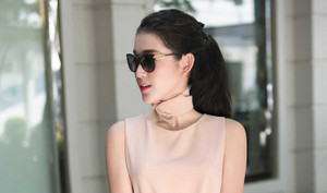 Á hậu Huyền My tự trang điểm, gợi cảm xuống phố