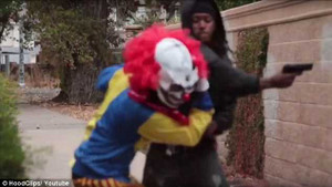 Cải trang thành chú hề kinh dị dọa người, bị nạn nhân tát cho 'lật mặt'