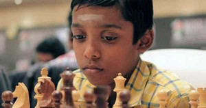 Cậu bé Ấn Độ trở thành kiện tướng cờ vua trẻ nhất thế giới