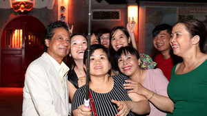 Chế Linh khiến fan hâm mộ 'náo loạn' khi lần đầu dạo chơi đêm ở bờ Hồ Hà Nội