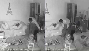 Chủ nhà ngủ trên sofa, trộm mặc sức tung hoành, lục lọi