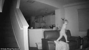 Kiểm tra camera an ninh, bố mẹ ngỡ ngàng khi thấy hành động của con lúc nửa đêm