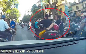 Thanh niên đầu trần đi SH va vào đầu ôtô, đánh rơi bạn gái xuống đường