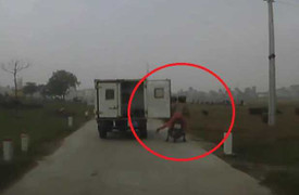 Xe tải biển xanh bung cửa sau, quật ngã người đi xe máy