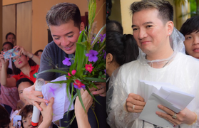 Bị nghi ăn chặn tiền từ thiện, Mr. Đàm đội mưa lớn trao hơn 2 tỷ đồng