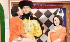 Hết hồn với nữ MC chuyên sàm sỡ khách mời trên sóng truyền hình