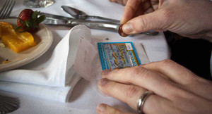 Mua xổ số để chứng minh là trò vớ vẩn lại trúng 22 tỷ đồng